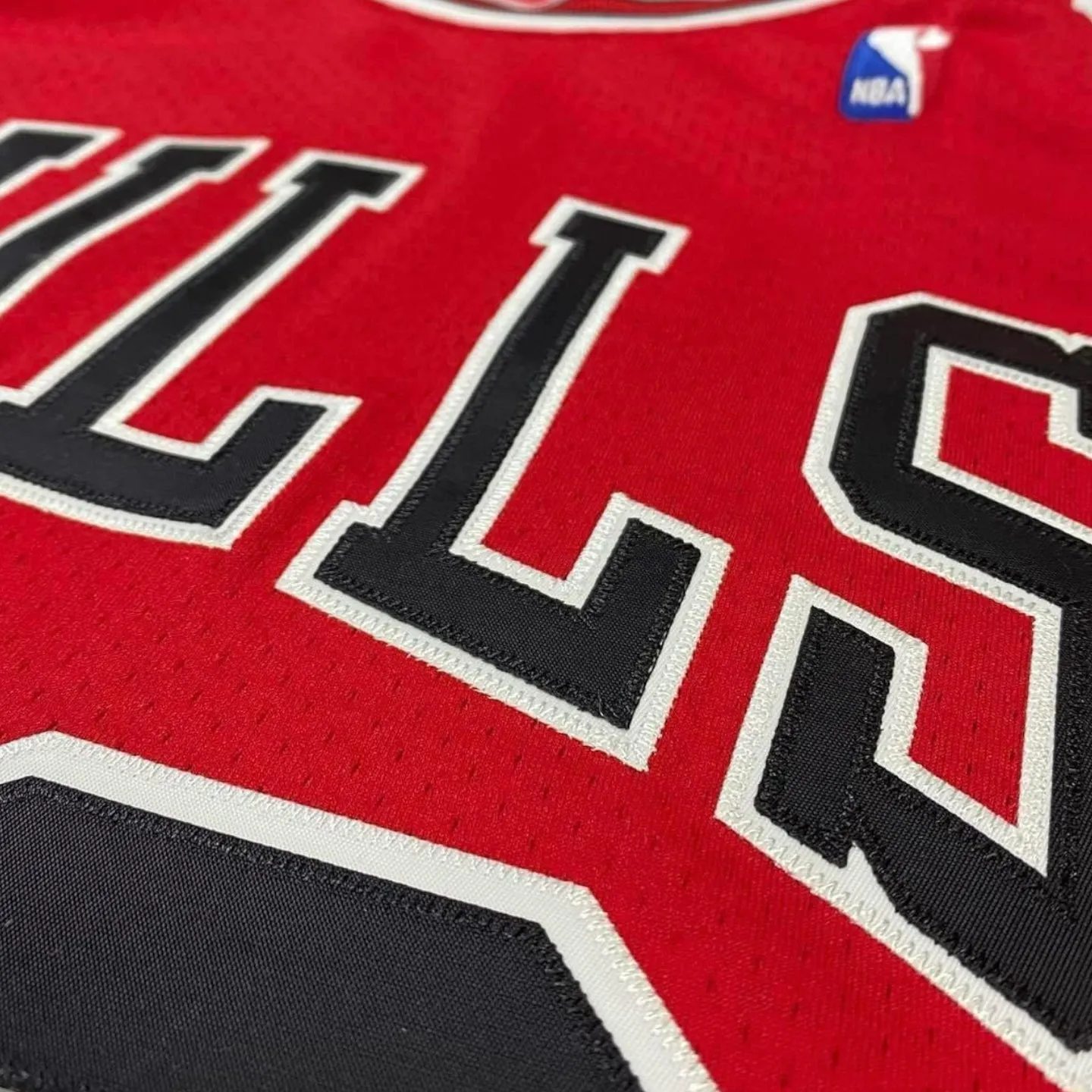 Mitchell & Ness Michael Jordan 1997-1998 Bulls 23 Away Authentic Jersey - Red